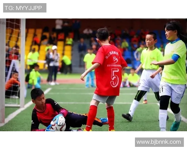 西安足球队快攻战术解析与比赛表现的深度剖析